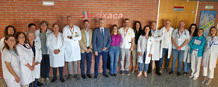 El consejero de Salud, Juan José Pedreño, con el equipo de la Unidad de Fibrosis Quística del hospital Virgen de la Arrixaca tras una reunión reciente
