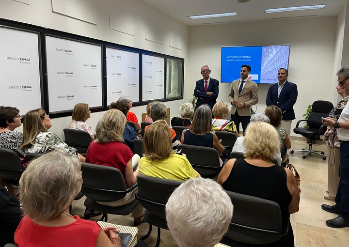 Imagen de la jornada inaugural de los talleres de educación financiera para mayores