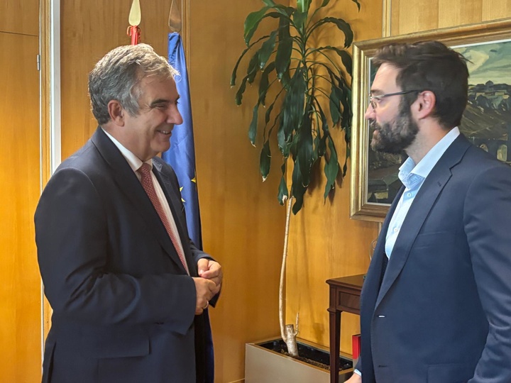 El consejero de Medio Ambiente, Universidades, Investigación y Mar Menor, Juan María Vázquez, tras el encuentro que mantuvo esta tarde con el secretario de Estado de Energía, Joan Groizard, para abordar la inclusión de los proyectos en la Región de Murcia en la futura planificación de la red eléctrica