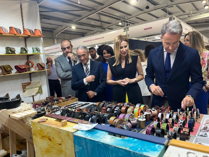La consejera de Empresa, Empleo y Economía Social, Marisa López Aragón, junto con el alcalde de Lorca, Fulgencio Gil, el director general de Industrias y Oficios Artesanales, Rafael Gómez, y el presidente de la Cámara de Comercio de Lorca, Juan Francisco Gómez, durante la visita a los stands de la feria