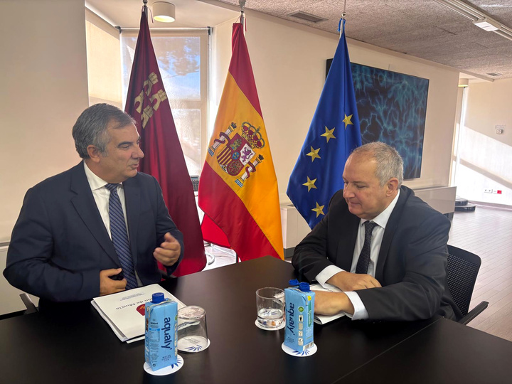 El consejero de Medio Ambiente, Universidades, Investigación y Mar Menor, Juan María Vázquez, durante la reunión mantenida con el ministro de Industria, Energía y Turismo, Jordi Hereu