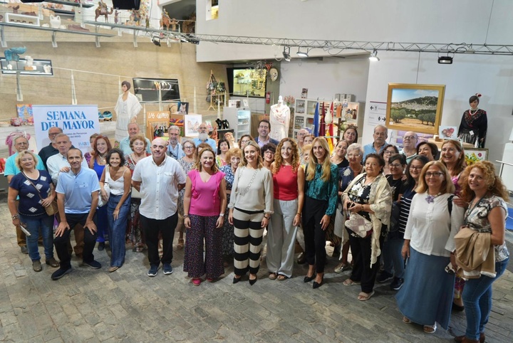 La consejera de Política Social, Familias e Igualdad, Conchita Ruiz, en la inauguración de la exposición artística de los Centros Sociales del IMAS