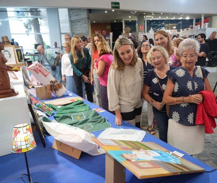 La consejera de Política Social, Familias e Igualdad, Conchita Ruiz, en la inauguración de la exposición artística de los Centros Sociales del IMAS (1)