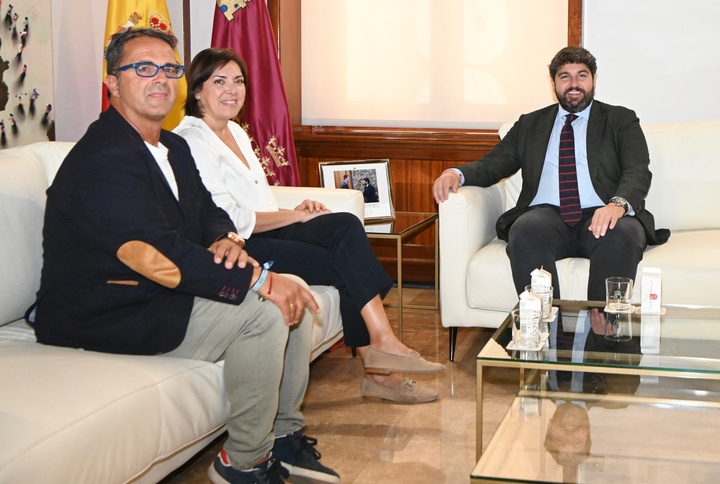 El presidente de la Comunidad, Fernando López Miras, se reunió hoy en San Esteban con el presidente de la Federación Española de Enfermedades Raras, Juan Carrión, y la directora Estratégica de ÚNICAS-SJD y presidenta de la Asociación Española de Genética Humana (AEGH), Encarna Guillén, organizadores del primer Hackathon Iberoamericano de Enfermedades Raras No Diagnosticadas en España