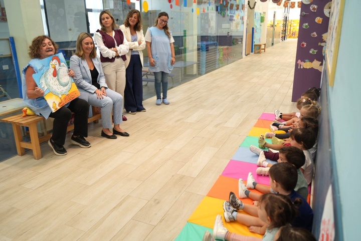 La consejera de Política Social, Familias e Igualdad, Conchita Ruiz, durante su visita al Centro de Atención a la Infancia de La Vaguada, en Cartagena (2)