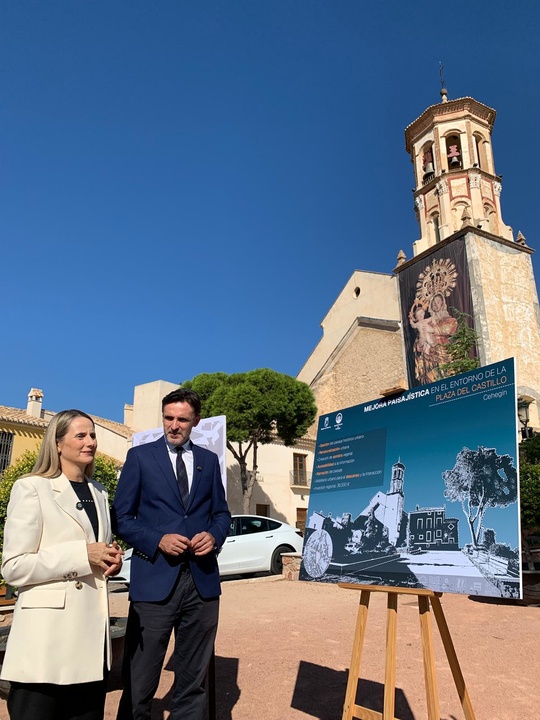 El consejero de Fomento e Infraestructuras, Jorge Garc&iacute;a Montoro, junto a la alcaldesa de Ceheg&iacute;n, Alicia del Amor, durante la presentaci&oacute;n de la subvenci&oacute;n regional para la mejora paisaj&iacute;stica de la Plaza del Castillo