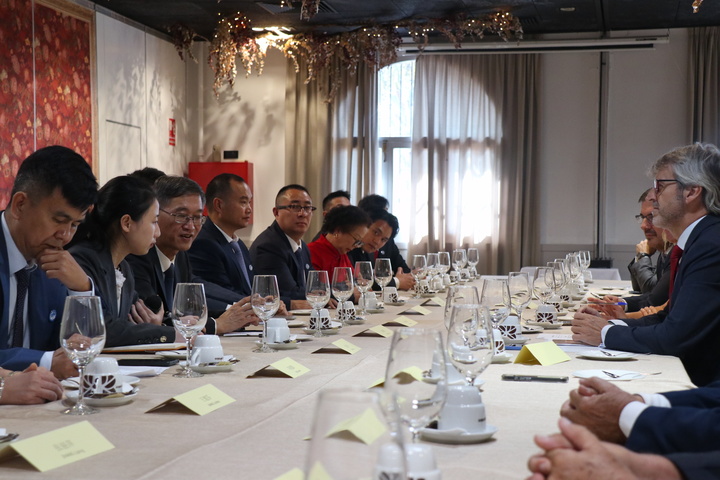 El Ejecutivo autonómico 'vende' el atractivo inversor de la Región ante cerca de 400 comerciantes y empresarios chinos (1)