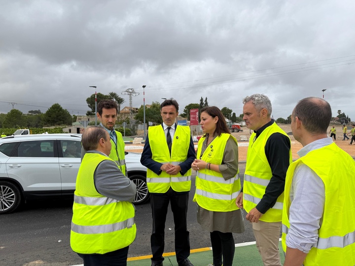 El consejero de Fomento e Infraestructuras, Jorge Garc&iacute;a Montoro, junto a la alcaldesa de Fortuna, Catalina Herrero, supervisan el fin de obra de la glorieta construida en la RM-423 que da acceso a la urbanizaci&oacute;n Los Periquitos