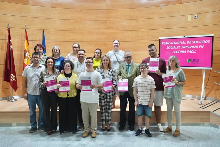 La consejera de Política Social, Familias e Igualdad, Conchita Ruiz, junto al presidente de Plena Inclusión, Joaquín Barberá, y asistentes a la presentación del Plan Regional de Servicios Sociales en lectura fácil