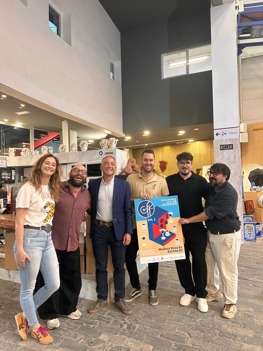 El Centro Regional de Artesanía de Murcia ameniza las compras de productos artesanos con la celebración de la primera 'Co-Fi Party', un evento que fusiona café, música y artesanía