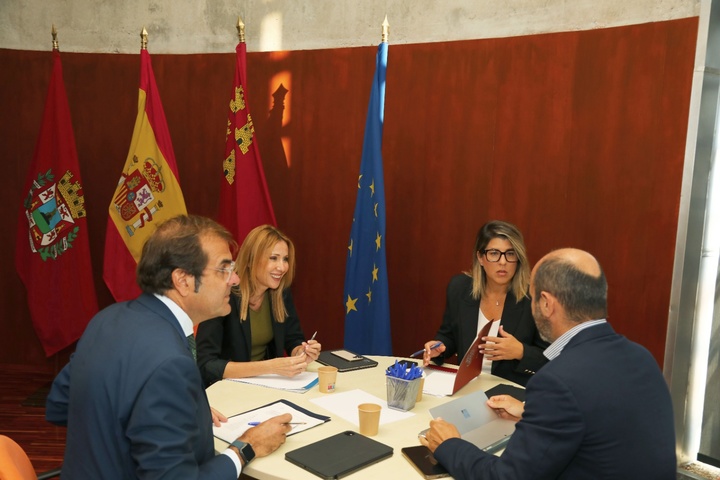 La consejera de Empresa, Marisa López Aragón, se reúne con la alcaldesa de Cartagena, Noelia Arroyo, y con el presidente de la Autoridad Portuaria, Pedro Pablo Hernández