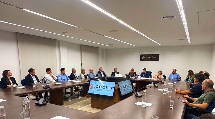 La consejera de Empresa, Empleo y Economía Social, Marisa López Aragón, junto con el presidente de Ceclor, Juan Jódar, durante la celebración ayer de la Junta Directiva de la patronal lorquina
