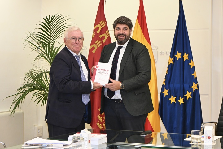 El presidente de la Comunidad, Fernando L&oacute;pez Miras, recibe la Memoria del CES