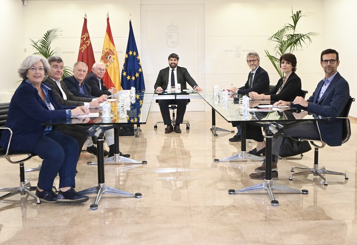 El presidente de la Comunidad, Fernando L&oacute;pez Miras, recibe la Memoria del CES (II)