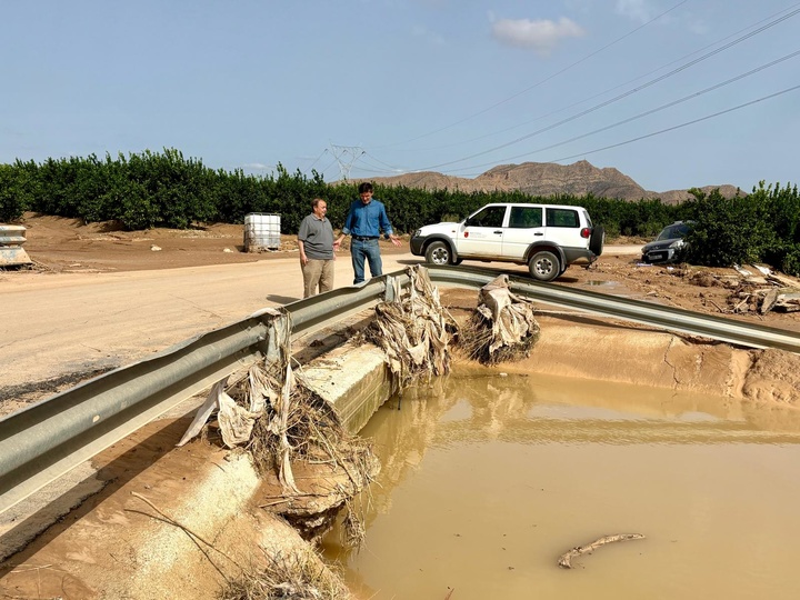 El consejero de Fomento e Infraestructuras, Jorge García Montoro, acompañado por el director general de Carreteras, Francisco Carrillo, supervisan el estado de la RM-F29 en San Javier, cortada al tráfico a causa de las lluvias.