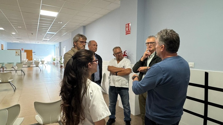 Los consejeros de Economía, Hacienda, Fondos Europeos y Transformación Digital, Luis Marín, y de Salud, Juan José Pedreño, este fin de semana en el consultorio de Los Narejos, donde se prestó ayer atención a los pacientes del centro de salud de Los Alcázares.