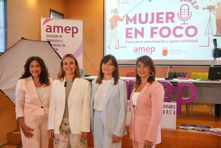 La consejera de Política Social, Familias e Igualdad, Conchita Ruiz, junto a la presidenta de AMEP, Carmen Jérez, durante el inicio del  programa 'Mujer en Foco' (1)