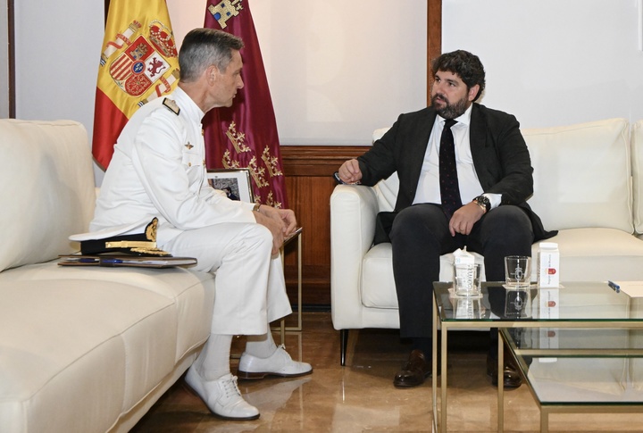 El jefe del Ejecutivo autonómico, Fernando López Miras, recibe al nuevo Almirante de Acción Marítima (ALMART), Vicente Cuquerella