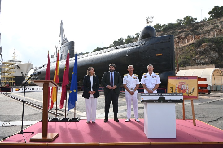 L&oacute;pez Miras preside la cesi&oacute;n al Ayuntamiento de Cartagena del submarino 'Tonina', que ha contado con una aportaci&oacute;n de 500.000 euros del Gobierno regional