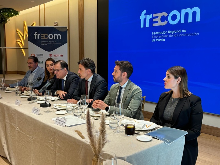 El consejero de Fomento e Infraestructuras, Jorge García Montoro, acompañado del presidente de FRECOM, José Hernández, parte del equipo directivo de la Consejería y asociados de FRECOM, durante el foro 'Protagonistas FRECOM'