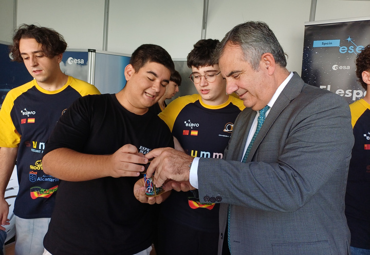 El consejero de Medio Ambiente, Universidades, Investigación y Mar Menor, Juan María Vázquez, en el stand de ESERO en la Semana de la Ciencia y la Tecnología 2025 de la Región de Murcia el pasado viernes (2)