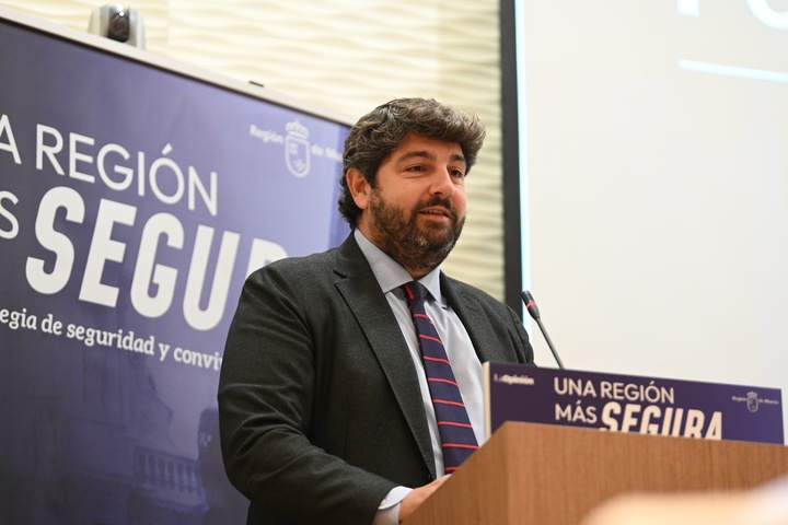 López Miras inaugura el foro 'Una Región más segura: nueva Estrategia de Seguridad y Convivencia Ciudadana' (2)