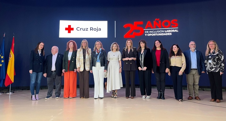 Foto de familia del acto '25 años de inclusión laboral y oportunidades' organizado por Cruz Roja.