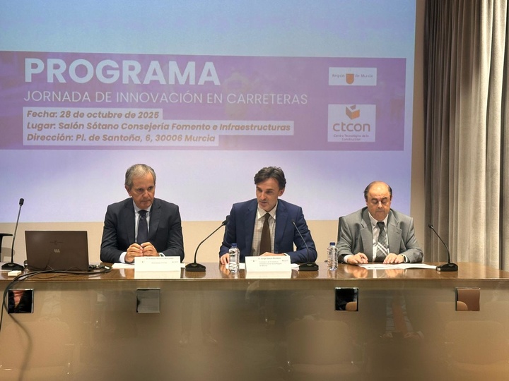 El consejero de Fomento e Infraestructuras, Jorge García Montoro, acompañado del Director de CTCOM, Antonio Trigueros, el director general de Carreteras, Francisco Carrillo, y el presidente de CTCOM, Antonio Navarro, en la inauguración de la Jornada de Innovación de Carreteras
