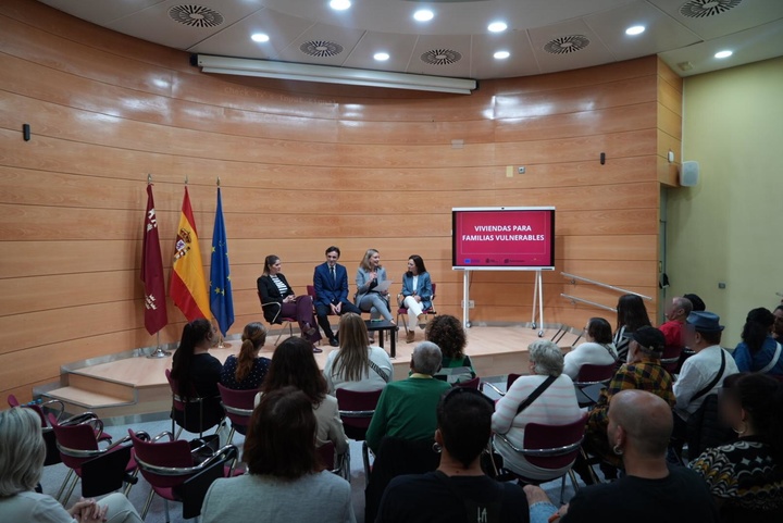 La consejera de Política Social, Familias e Igualdad, Conchita Ruiz, y el consejero de Fomento e Infraestructuras, Jorge García Montoro, durante un encuentro con familias beneficiarias del programa PARES