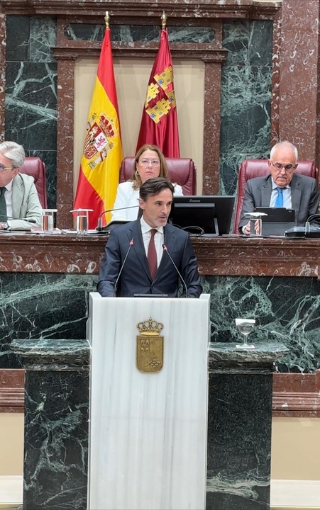 El consejero de Fomento e Infraestructuras, Jorge García Montoro, durante su intervención en la Asamblea Regional para defender el Decreto-ley de medidas urgentes en materia de vivienda y ordenación urbanística
