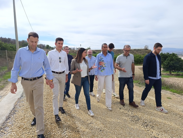Imagen de la consejera Sara Rubira en uno de los caminos rurales que se están rehabilitando en Alhama de Murcia