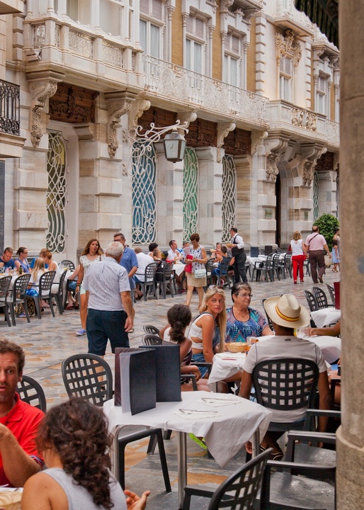 Turistas en las terrazas de la calle Mayor de Cartagena.