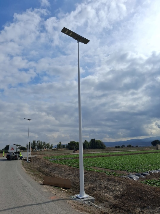 Fomento instala 17 luminarias LED con alimentación solar en la carretera RM-D3 para mejorar la seguridad vial entre Lorca y La Hoya (1)