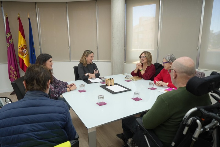 La consejera de Política Social, Familias e Igualdad, Conchita Ruiz, durante una reunión con miembros de la asociación ELA Región de Murcia