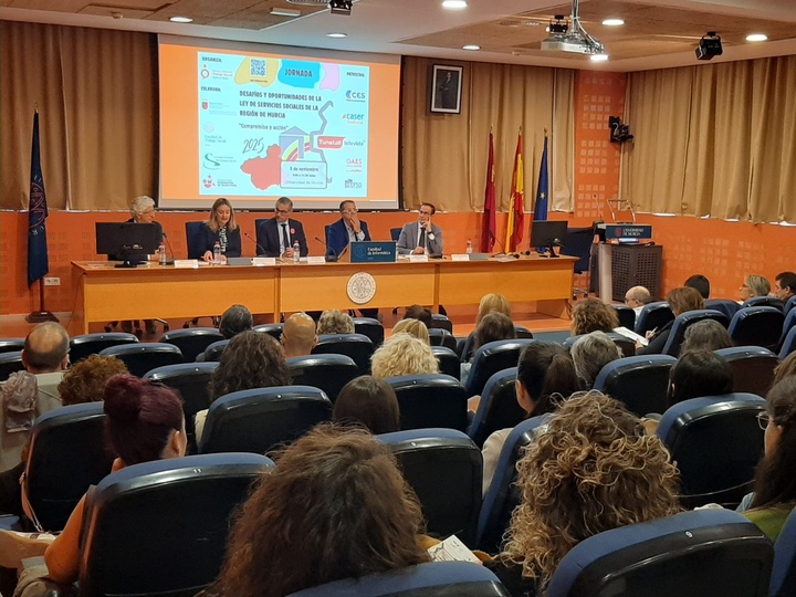 La consejera de Política Social, Familias e Igualdad, Conchita Ruiz, durante la inauguración de la Jornada `Desafíos y oportunidades de la Ley de Servicios Sociales de la Región de Murcia: Compromiso y Acción', organizada por el Colegio Oficial de Trabajo Social