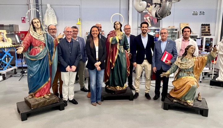 La consejera Carmen Conesa, el director general de Patrimonio Cultura, miembros de la Cofradía del Perdón y técnicos, con las tres imágenes.
