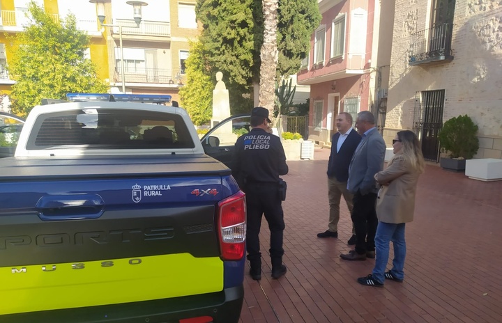 El director general de Administración Local, Francisco Abril, en la presentación del nuevo vehículo de Patrulla Rural de Pliego, acompañado por el alcalde, Antonio Huéscar.