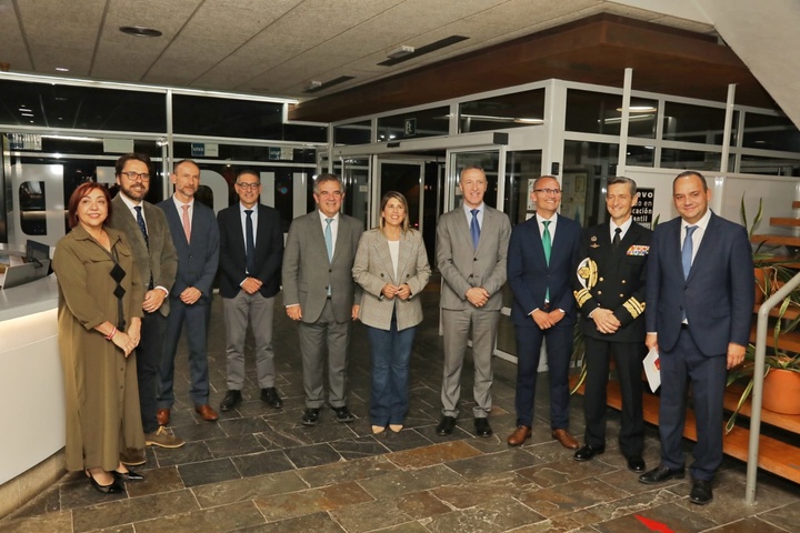 El consejero de Medio Ambiente, Universidades, Investigación y Mar Menor, Juan María Vázquez, junto a la alcaldesa de Cartagena, Noelia Arroyo, el rector de la UMU, José Luján, y el rector de la UPCT, Mathieu Kessler, antes de comenzar la inauguración del acto de apertura del curso académico 2025/26 de la Universidad Nacional de Educación a Distancia (UNED) en Cartagena. 