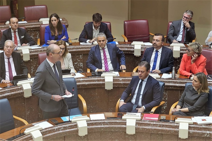 El consejero de Educación y Formación Profesional, Víctor Marín, durante su intervención hoy en la Asamblea Regional