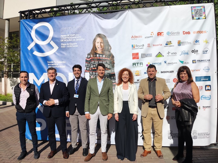La directora general del SEF, Pilar Valero, junto con el alcalde de Molina de Segura, José Ángel Alfonso durante la I Feria de Empleo y Emprendimiento.