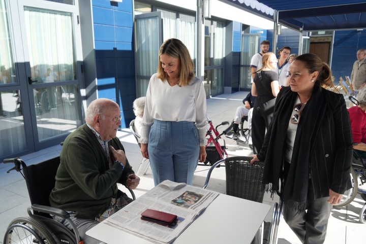 La consejera de Política Social, Familias e Igualdad, Conchita Ruiz, durante su visita a la residencia 'Vitalia', de Murcia (1)