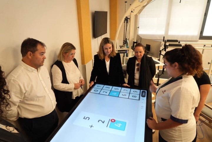 La consejera de Política Social, Familias e Igualdad, Conchita Ruiz, durante su visita a la residencia 'Vitalia', de Murcia (2)