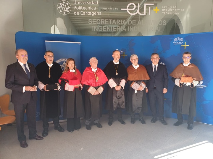 El consejero de Medio Ambiente, Universidades, Investigación y Mar Menor, Juan María Vázquez, junto al rector de la Universidad Politécnica de Cartagena, Mathieu Kessler, y el rector de la Universidad de Murcia, José Luján, antes del solemne acto de investidura como doctores honoris causa de José Antonio Cobacho y Joaquín Coello.