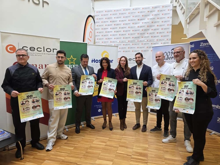 El director del Instituto de Fomento, Juan Francisco Martínez, con el resto de participantes en el acto de presentación.   