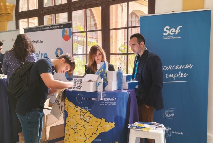Estand del SEF durante la Semana de Empleo y Formación de la UCAM.