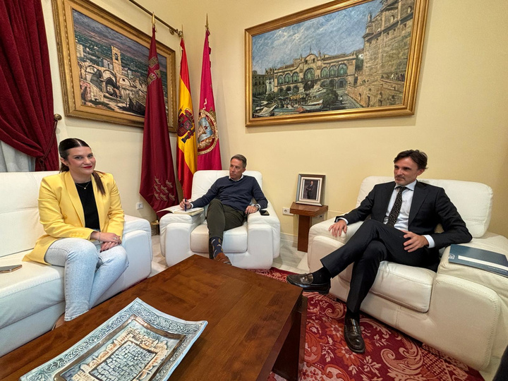 El consejero de Fomento e Infraestructuras, Jorge García Montoro, durante una reunión con el alcalde de Lorca, Fulgencio Gil.