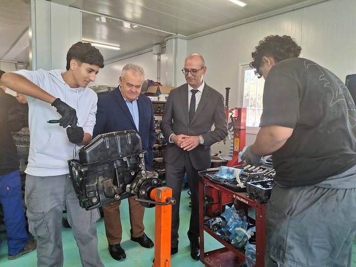 El consejero de Educación y Formación Profesional, Víctor Marín, visita el nuevo taller de automoción en el IES Prado Mayor de Totana