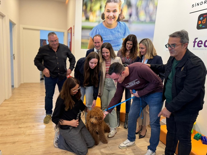 La consejera de Política Social, Familias e Igualdad, Conchita Ruiz, durante el acto de entrega de perros terapeutas