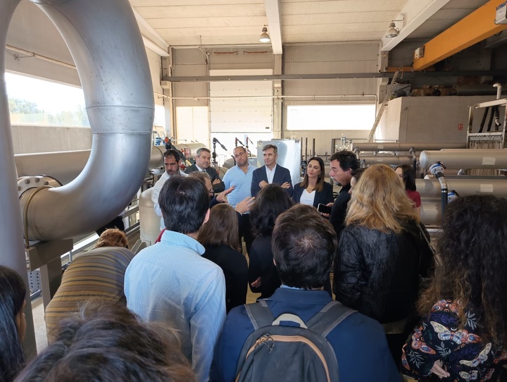 La consejera Sara Rubira acompaña a la delegación europea durante su visita a la Estación Depuradora de Aguas Residuales de San Pedro del Pinatar esta mañana. 