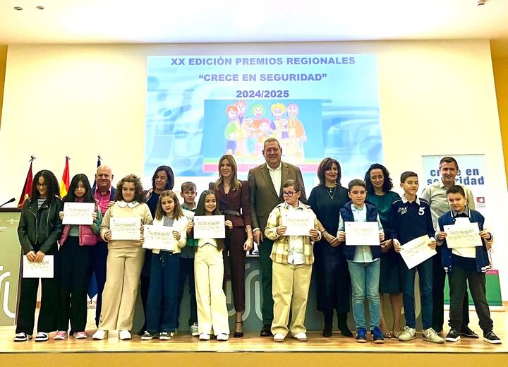 Foto de familia junto a los premiados del concurso 'Crece en seguridad'.